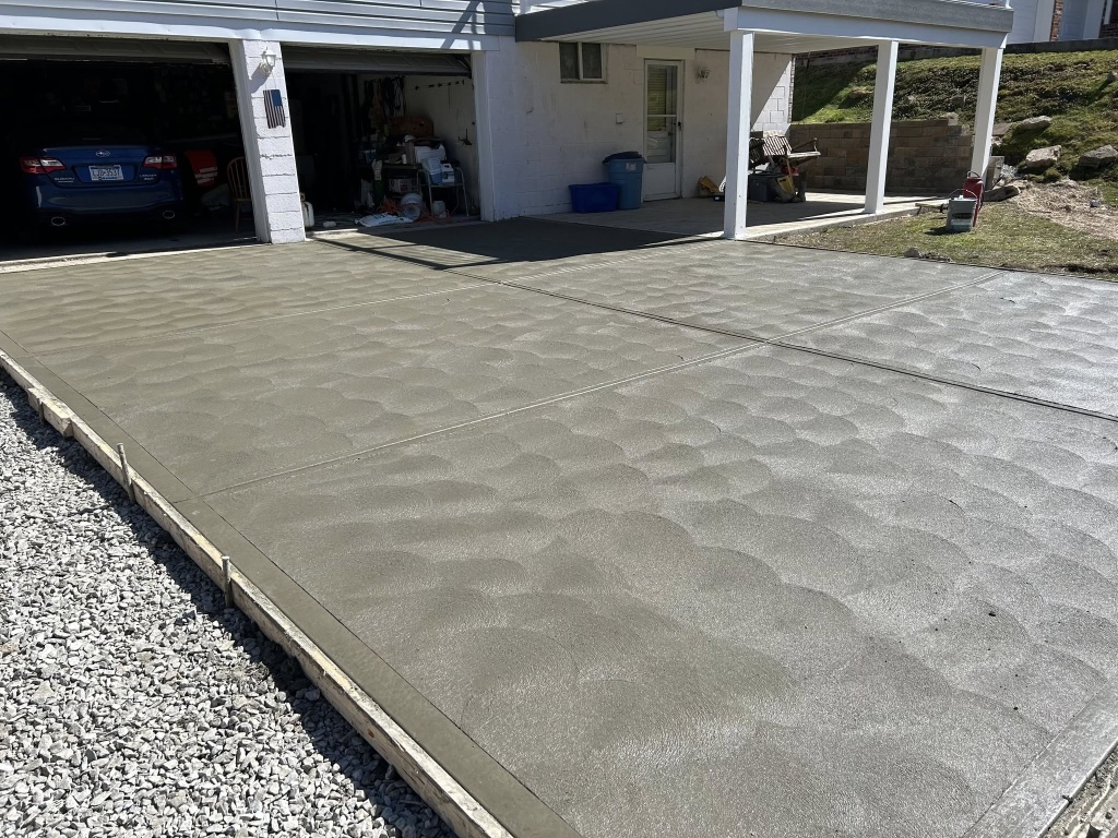 Smoothing wet concrete